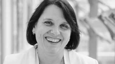 Freundliches Porträtfoto von Claudia Felser, aufgenommen in heller Umgebung, mit direktem Blick in die Kamera.